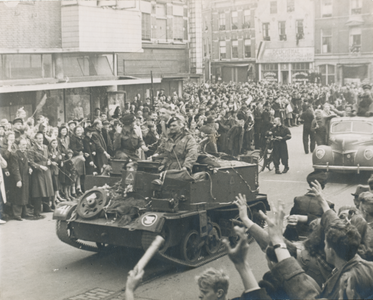 879263 Afbeelding van een Bren Gun Carrier, tijdens de intocht van de geallieerden op de Neude/Potterstraat te Utrecht, ...